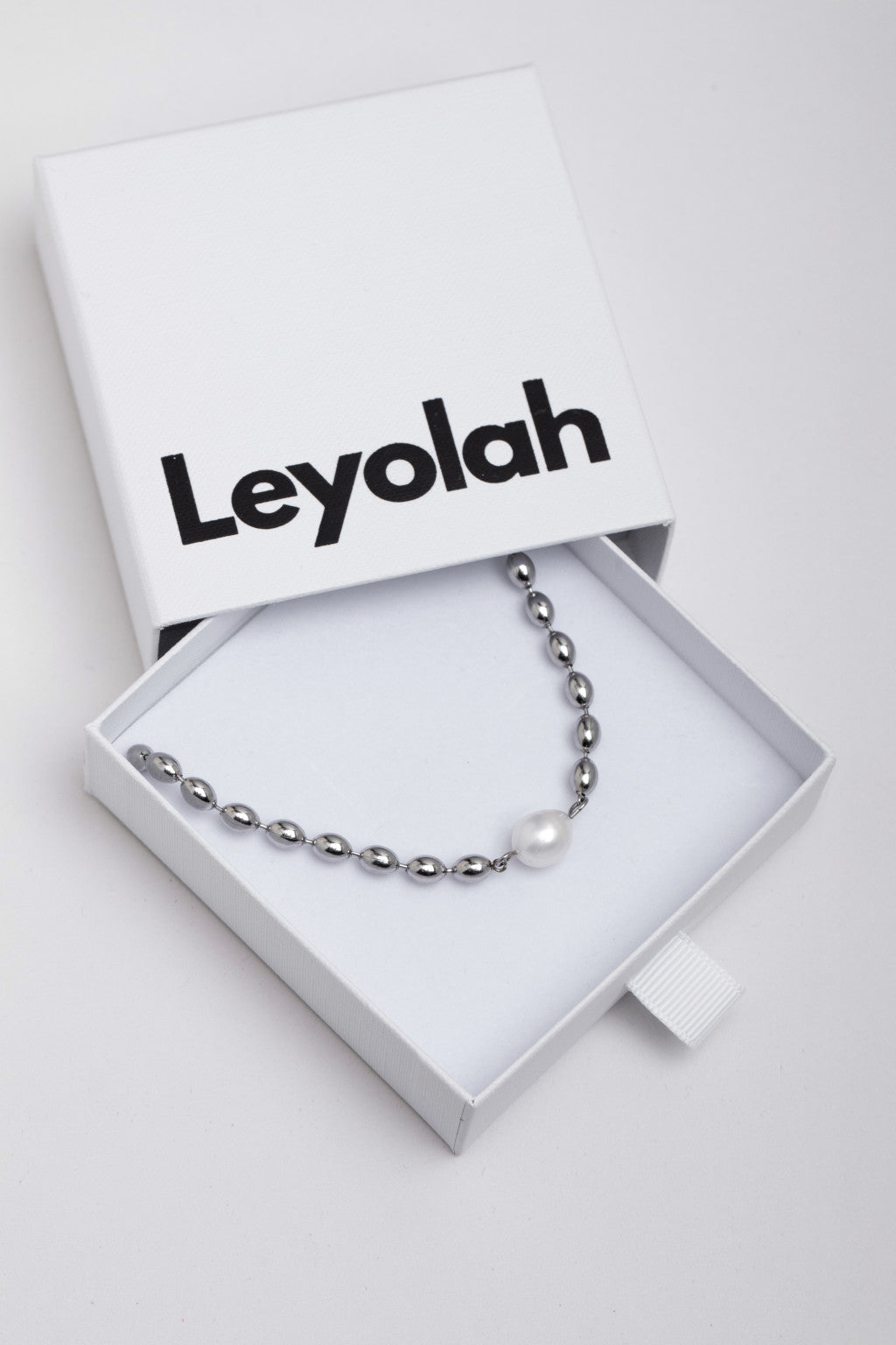 Aranyozott nemesacél nyaklánc ezüst színben gyönggyel - Leyolah